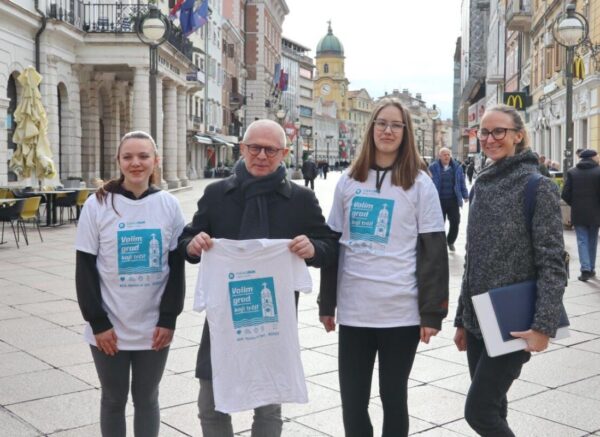 Prodaja-majica-za-24.-Homo-si-teć-Festival-sporta-i-rekreacije-Rijeka-Run-5-1200×800