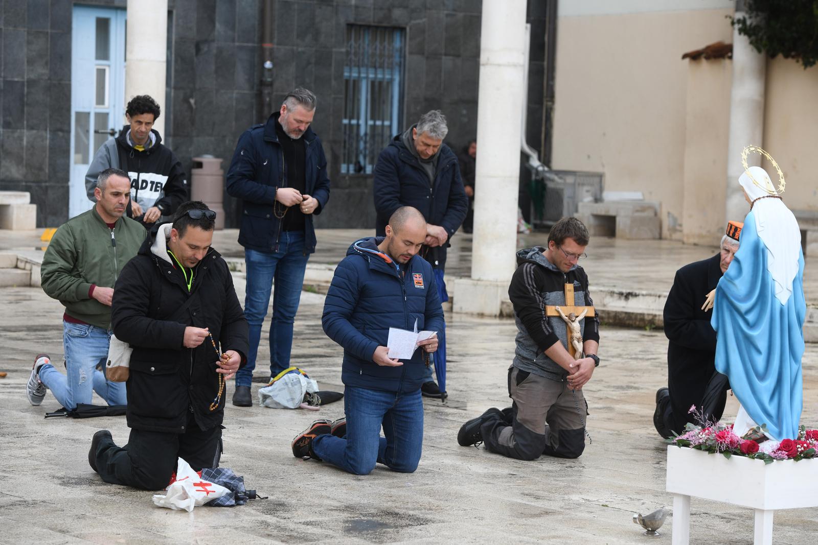 Šibenik: Muškarci u molitvi krunice na Trgu Krešimirova doma Šibenik: Muškarci u molitvi krunice na Trgu Krešimirova doma