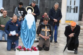 Šibenik: Muškarci u molitvi krunice na Trgu Krešimirova doma Šibenik: Muškarci u molitvi krunice na Trgu Krešimirova doma