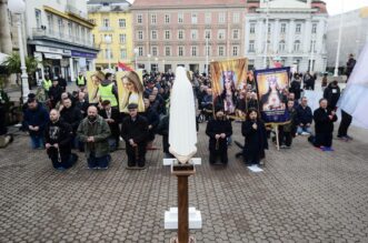Zagreb: Muškarci okupljeni na molitvi krunice na glavnom gradskom Trgu Zagreb: Muškarci okupljeni na molitvi krunice na glavnom gradskom Trgu