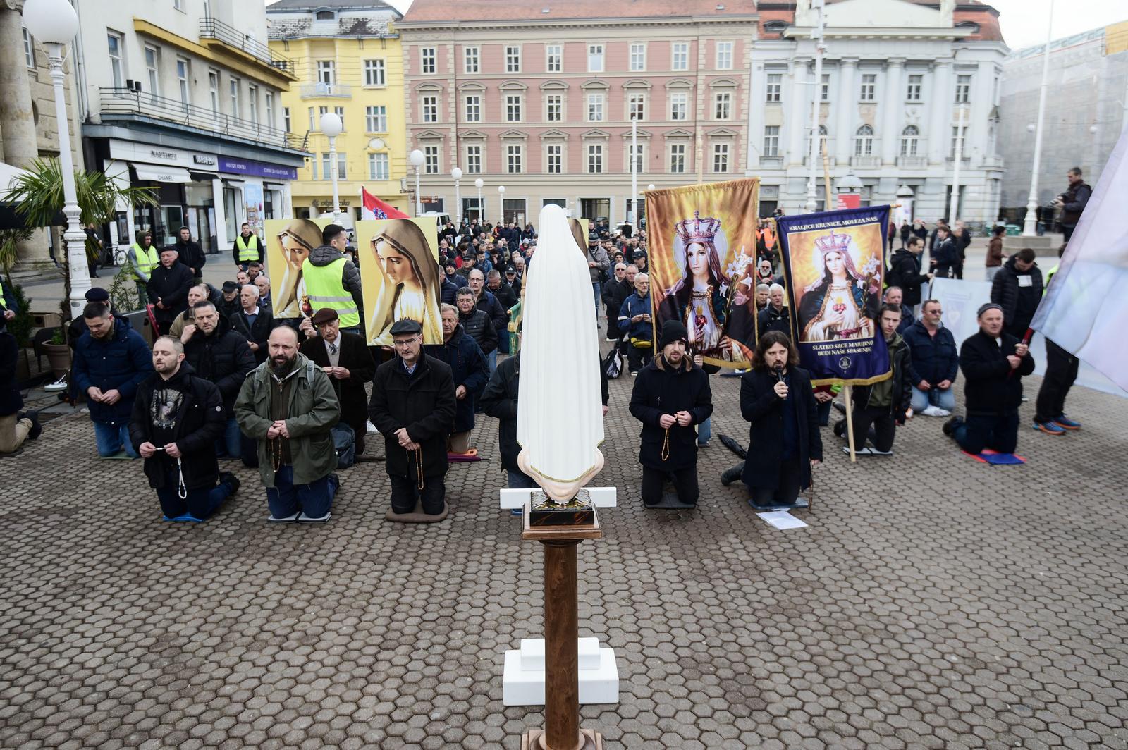 Zagreb: Muškarci okupljeni na molitvi krunice na glavnom gradskom Trgu Zagreb: Muškarci okupljeni na molitvi krunice na glavnom gradskom Trgu