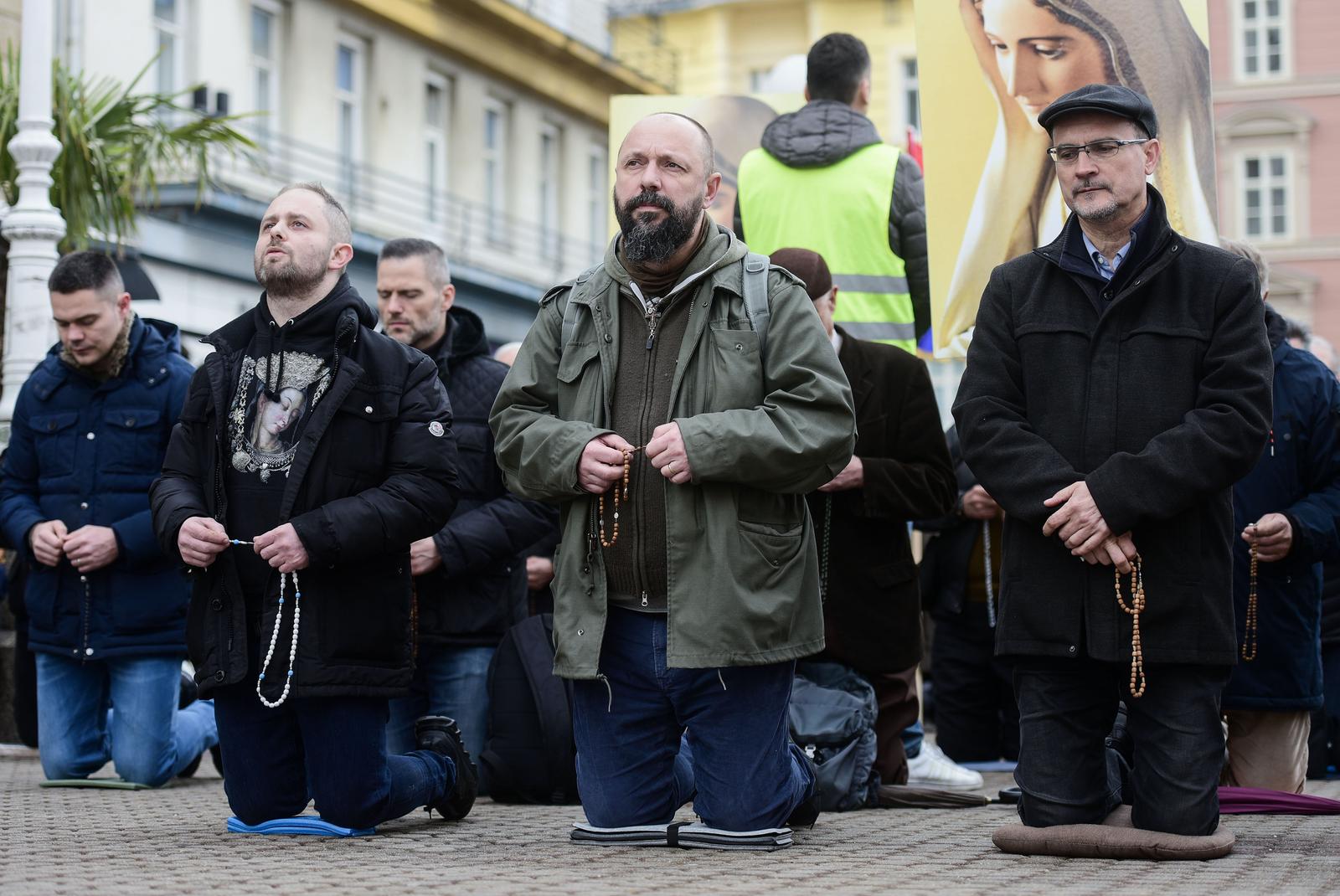 Zagreb: Muškarci okupljeni na molitvi krunice na glavnom gradskom Trgu Zagreb: Muškarci okupljeni na molitvi krunice na glavnom gradskom Trgu
