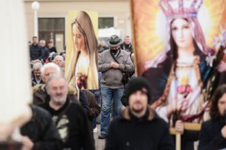 Zagreb: Muškarci okupljeni na molitvi krunice na glavnom gradskom Trgu Zagreb: Muškarci okupljeni na molitvi krunice na glavnom gradskom Trgu