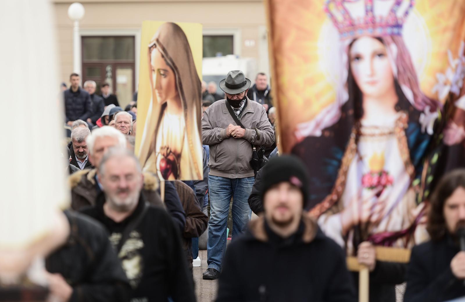Zagreb: Muškarci okupljeni na molitvi krunice na glavnom gradskom Trgu Zagreb: Muškarci okupljeni na molitvi krunice na glavnom gradskom Trgu