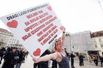 Zagreb: Prosvjednici na Trgu bukom pokušali ometati molitelje krunice Zagreb: Prosvjednici na Trgu bukom pokušali ometati molitelje krunice