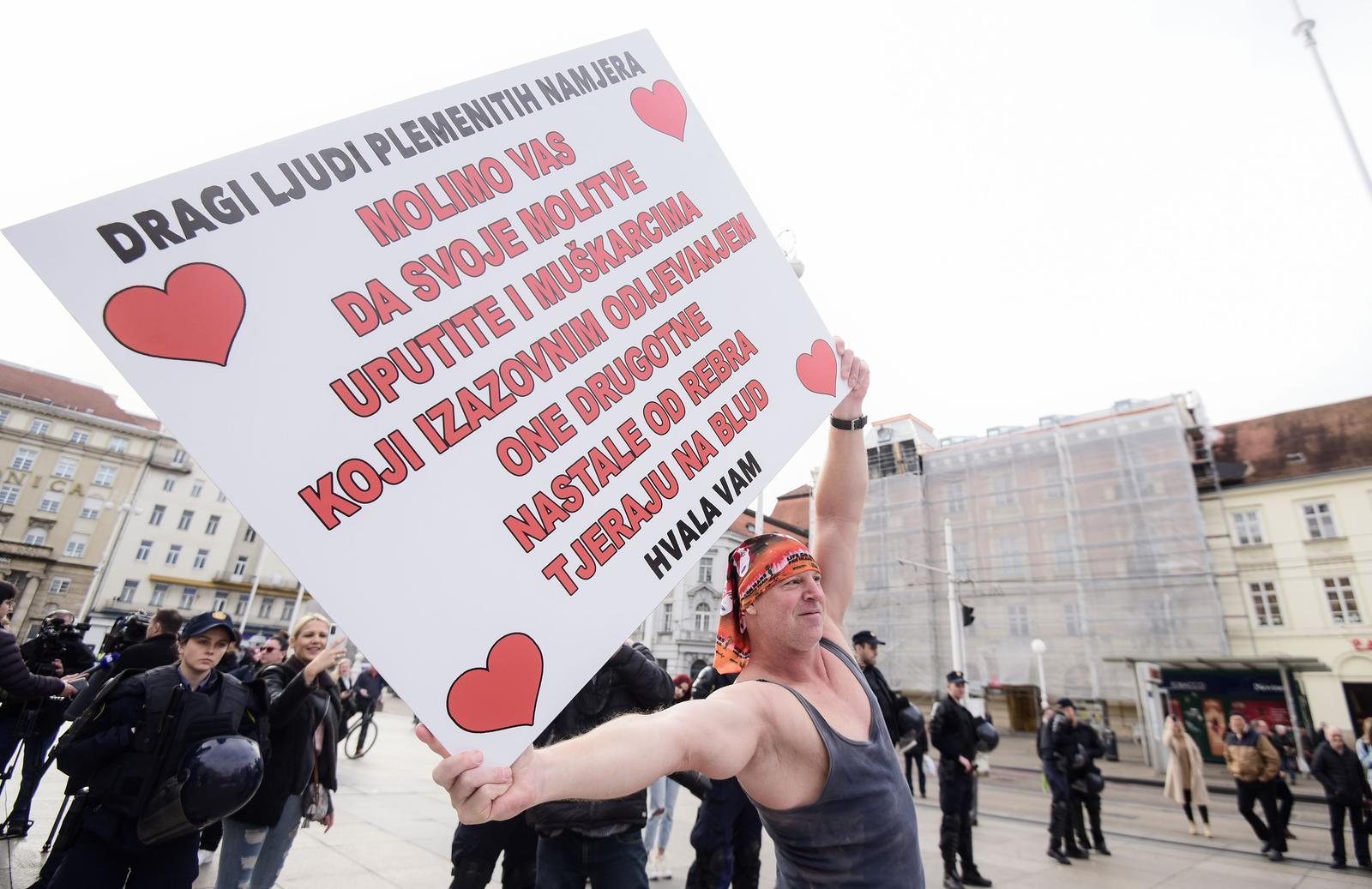 Zagreb: Prosvjednici na Trgu bukom pokušali ometati molitelje krunice Zagreb: Prosvjednici na Trgu bukom pokušali ometati molitelje krunice