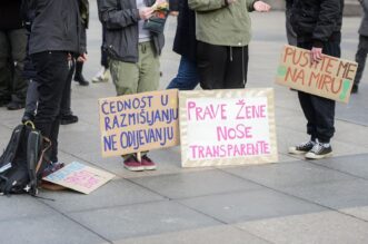 Zagreb: Prosvjednici na Trgu bukom pokušali ometati molitelje krunice Zagreb: Prosvjednici na Trgu bukom pokušali ometati molitelje krunice