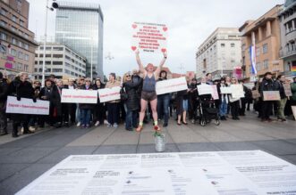 Zagreb: Prosvjednici na Trgu bukom pokušali ometati molitelje krunice Zagreb: Prosvjednici na Trgu bukom pokušali ometati molitelje krunice