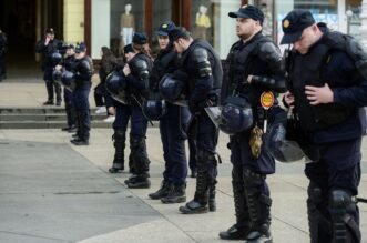Zagreb: Prosvjednici na Trgu bukom pokušali ometati molitelje krunice Zagreb: Prosvjednici na Trgu bukom pokušali ometati molitelje krunice
