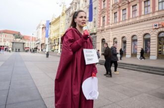 Zagreb: Prosvjednici na Trgu bukom pokušali ometati molitelje krunice Zagreb: Prosvjednici na Trgu bukom pokušali ometati molitelje krunice