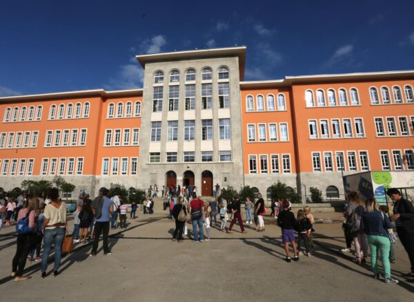 Rijeka: Djeca i roditelji okupljeni ispred O Nikola Tesla prvog dana nove kolske godine