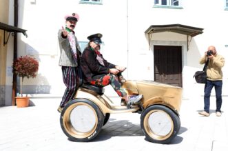 Kastav: Let3 predstavio zlatni traktor s kojim idu na Euroviziju Kastav: Let3 predstavio zlatni traktor s kojim idu na Euroviziju