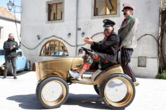 Kastav: Let3 predstavio zlatni traktor s kojim idu na Euroviziju Kastav: Let3 predstavio zlatni traktor s kojim idu na Euroviziju