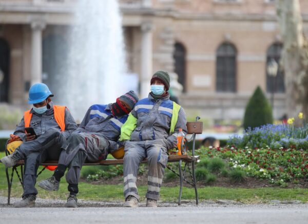 Zagreb: Radnici iskoristili pauzu za odmor i drijemanje na Zrinjevcu