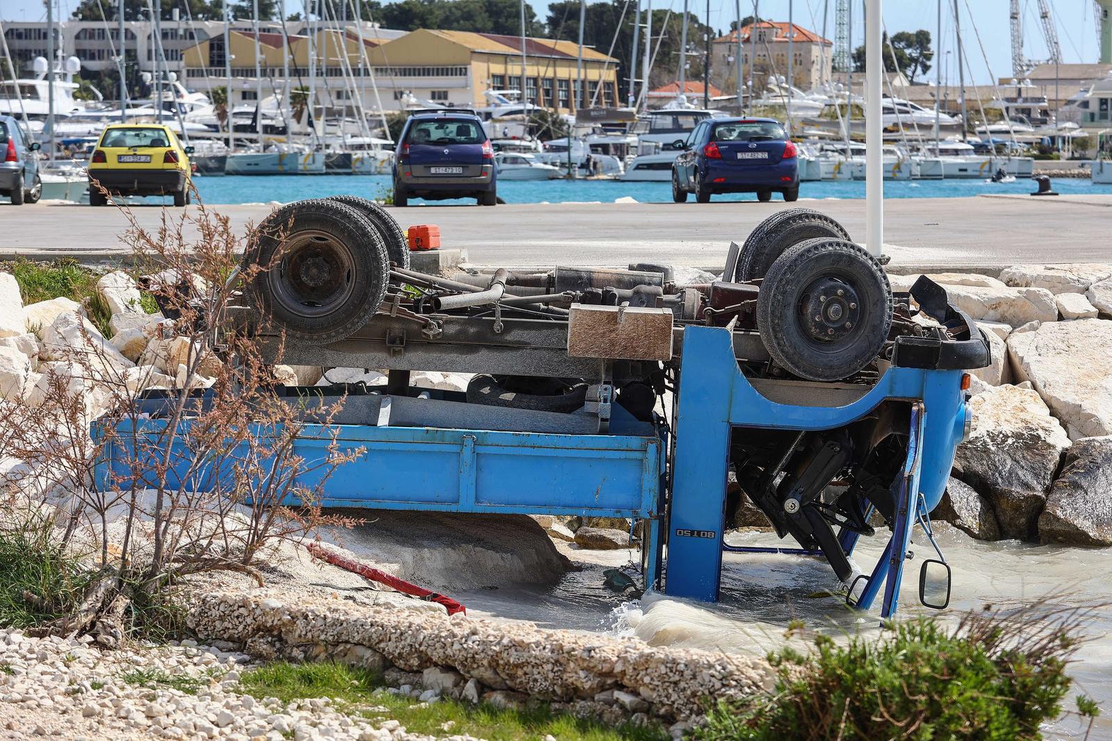 Trogir: BMW-om udarila u kamion, oba vozila završila u moru