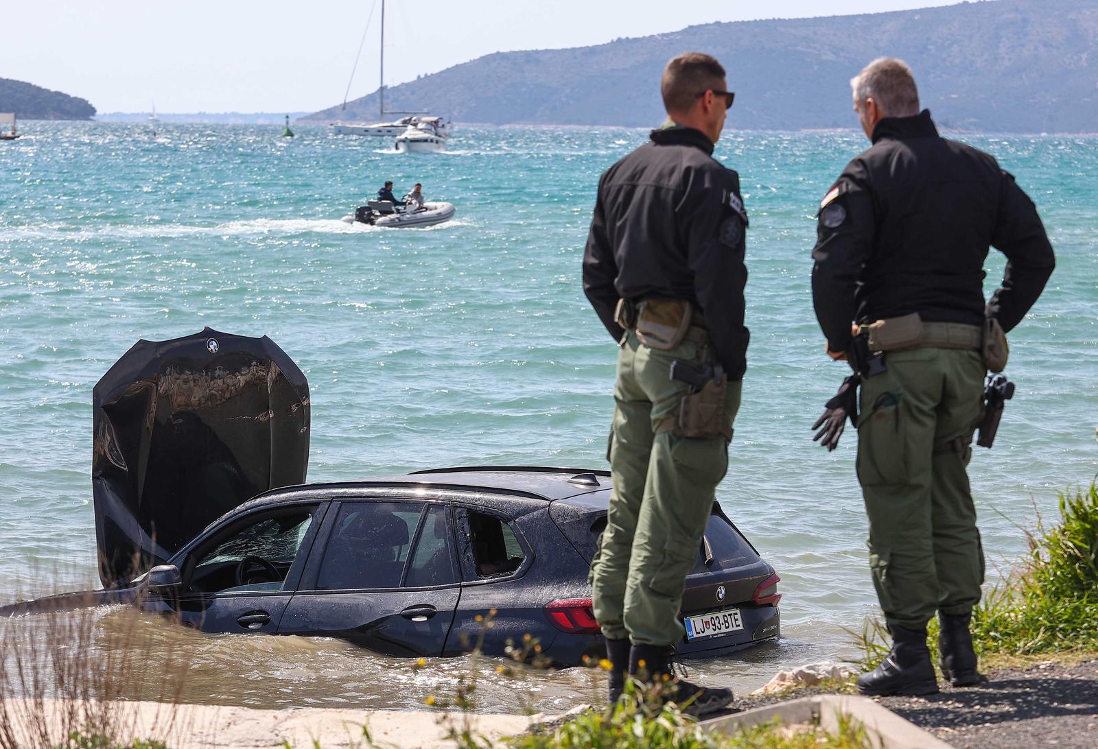 Trogir: BMW-om udarila u kamion, oba vozila završila u moru