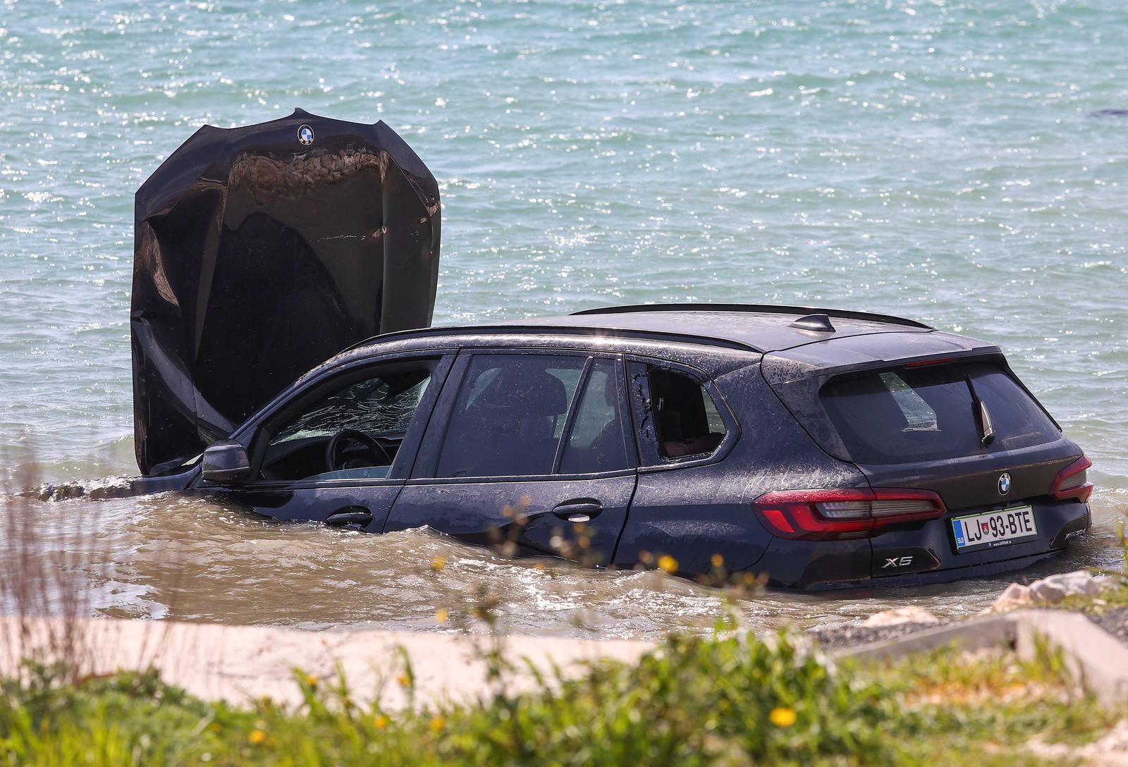 Trogir: BMW-om udarila u kamion, oba vozila završila u moru