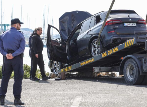Trogir: BMW-om udarila u kamion, oba vozila završila u moru