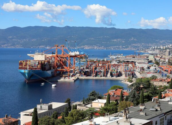 Maersk Havana prekrcava kontejnere na kontejnerskom ternimalu riječke luke na Brajdici