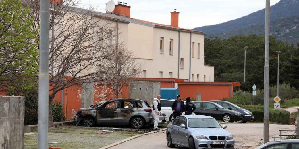 Cres: Očevid policije na mjestu gdje su zapaljena tri vozila Cres: Očevid policije na mjestu gdje su zapaljena tri vozila