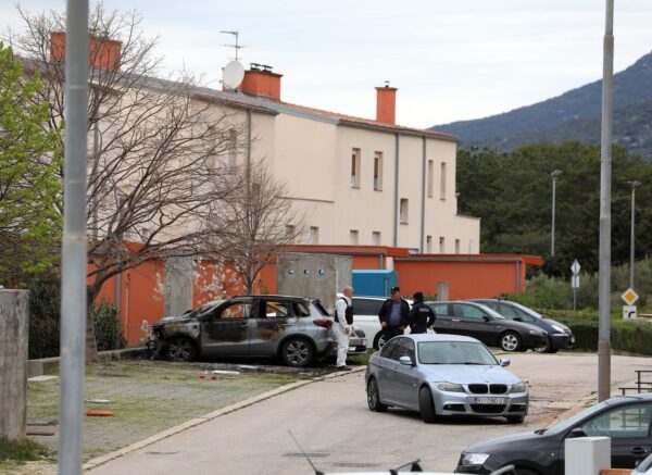 Cres: Očevid policije na mjestu gdje su zapaljena tri vozila