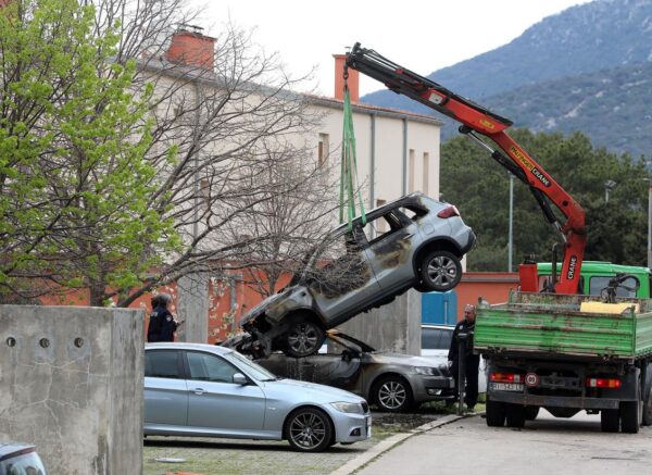 Cres: Očevid policije na mjestu gdje su zapaljena tri vozila