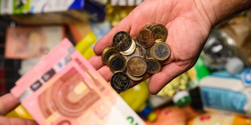 Uvođenje eura dovelo je do poskupljenja što su mnogi poslovni subjekti iskoristili Uvođenje eura dovelo je do poskupljenja što su mnogi poslovni subjekti iskoristili