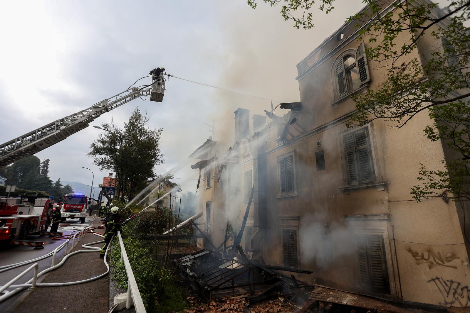Požar hotela Miramar u centru Lovrana Požar hotela Miramar u centru Lovrana