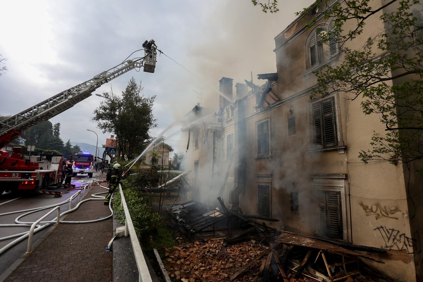 Požar hotela Miramar u centru Lovrana Požar hotela Miramar u centru Lovrana