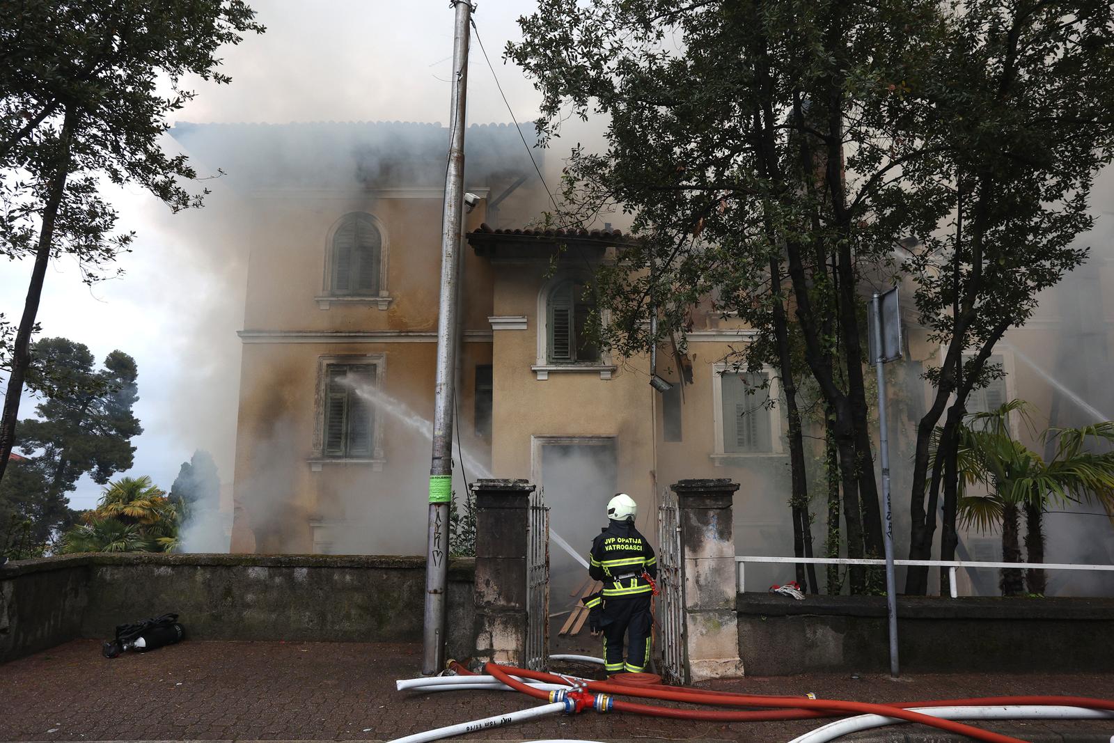 Požar hotela Miramar u centru Lovrana Požar hotela Miramar u centru Lovrana