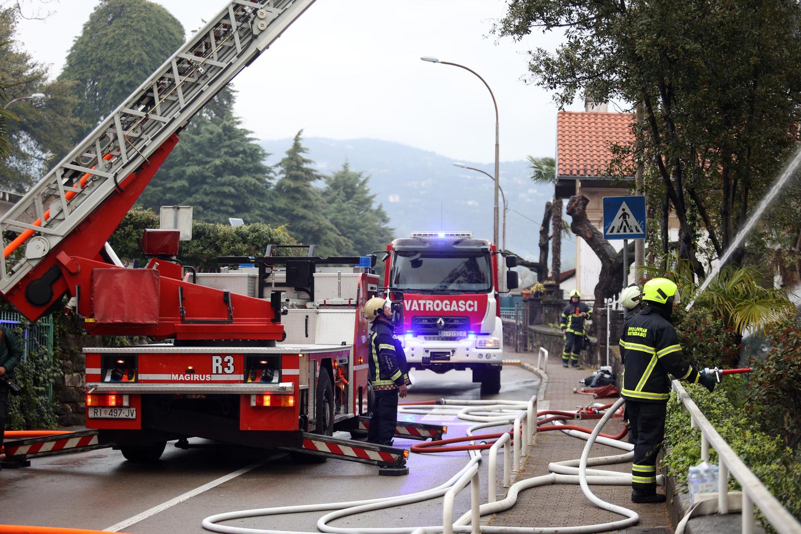 Požar hotela Miramar u centru Lovrana Požar hotela Miramar u centru Lovrana