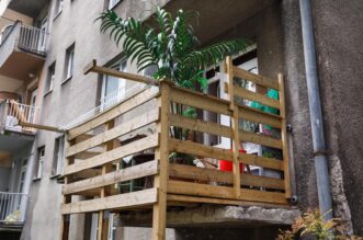 Zagreb: Ilegalno nadograđeni balkon Zagreb: Ilegalno nadograđeni balkon