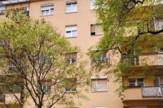 Zagreb: Ilegalno nadograđeni balkon Zagreb: Ilegalno nadograđeni balkon