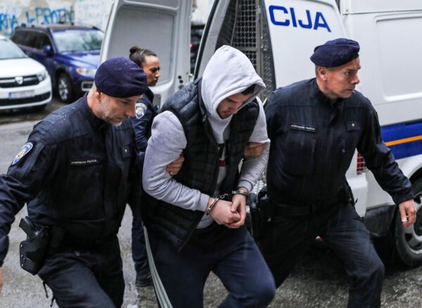 Slavonski Brod: Privedeni mladić koji je nasmrt pretukao vojnika u Požegi u pratnji policije izlazi iz zgrade  Županijskog državnog odvjetništva