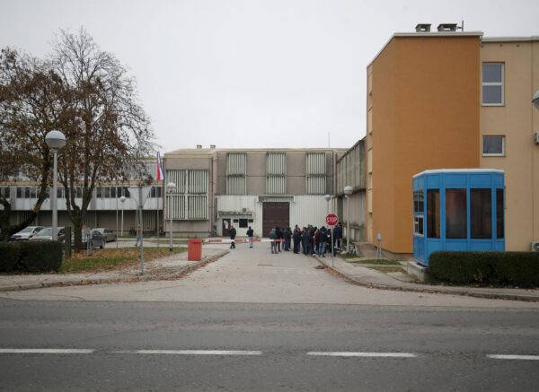 Prosvjed ispred zatvora u Remetincu zbog uvođenja covid potvrda