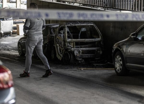 Split: Potpuno izgorio automobil u Papandopulovoj ulici, u požaru oštećena još četiri vozila