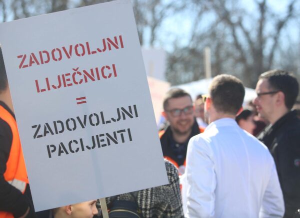 Zagreb: Prosvjed liječnika nezadovoljnih stanjem u hrvatskom zdravstvu pod sloganom ‘S.O.S. za zdravstvo’