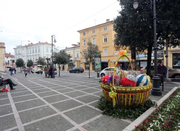 Opatija: Velika ukrasna koara puna jaja i zec najavljuju Uskrs