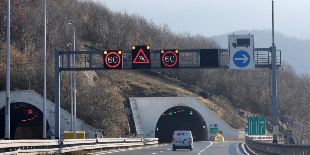 Rijeka: Olujni vjetar otežava promet na autocesti Rijeka: Olujni vjetar otežava promet na autocesti