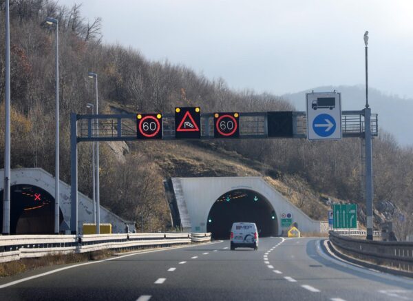 Rijeka: Olujni vjetar otežava promet na autocesti