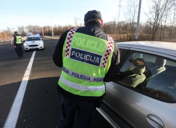 Policija na punktovima diljem Hrvatske provjerava propusnice
