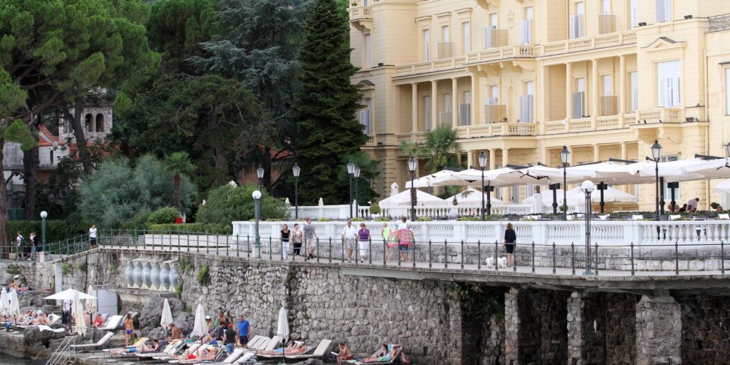 Opatija: Hotel Kvarner izgra?en je 1884. godine i prvi je hotel na jadranskoj obali Opatija: Hotel Kvarner izgra?en je 1884. godine i prvi je hotel na jadranskoj obali