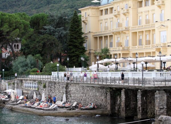 Opatija: Hotel Kvarner izgra?en je 1884. godine i  prvi je hotel na jadranskoj obali