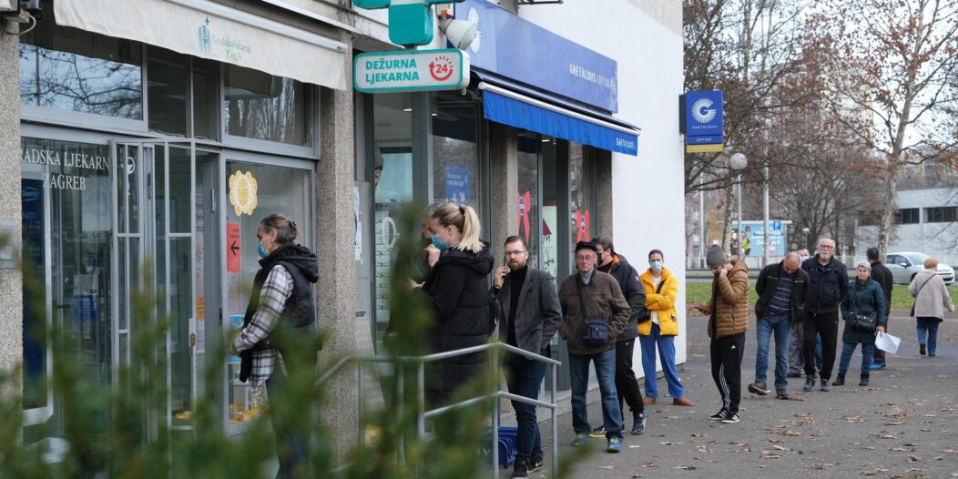 Zagreb: Gužva ispred ljekarne u Sigetu Zagreb: Gužva ispred ljekarne u Sigetu