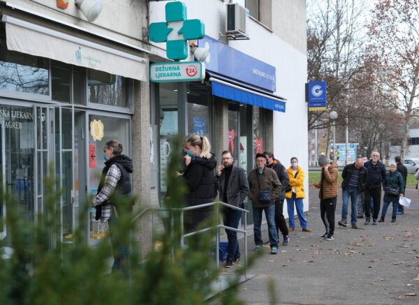 Zagreb: Gužva ispred ljekarne u Sigetu