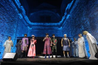 Rijeka: Let 3 performansom teleportacije sa zlatnim traktorom kreće na put prema Liverpoolu Rijeka: Let 3 performansom teleportacije sa zlatnim traktorom kreće na put prema Liverpoolu
