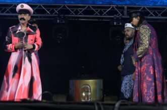 Rijeka: Let 3 performansom teleportacije sa zlatnim traktorom kreće na put prema Liverpoolu Rijeka: Let 3 performansom teleportacije sa zlatnim traktorom kreće na put prema Liverpoolu