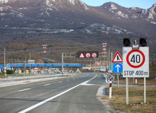 Rijeka: Zbog olujne bure na DC3 kamion završio na boku
