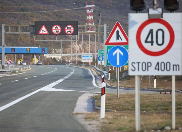 Rijeka: Zbog olujne bure na DC3 kamion završio na boku