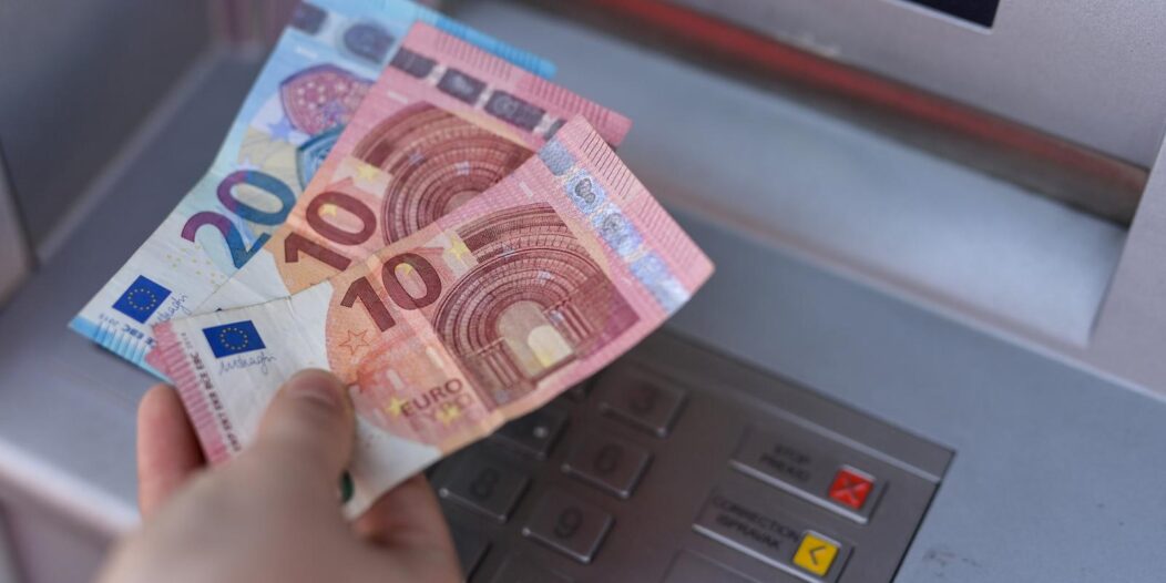 Od 1. siječnja euro postaje službena valuta u Hrvatskoj i nakon 29 godina zamijenit će kunu Od 1. siječnja euro postaje službena valuta u Hrvatskoj i nakon 29 godina zamijenit će kunu